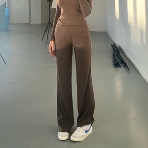 Vemderbys ribbbade byxor - Så sköna ribbade byxor från venderbys💓 går ner över skorna på mig som är 165💓 aldrig använda, lappen sitter kvar! slutsålda på hemsidan💓