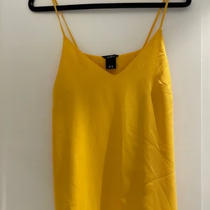 Gult linne - Gult linne från Lindex i storlek XS, men funkar som en S också. Frakt ingår ej i priset🥰