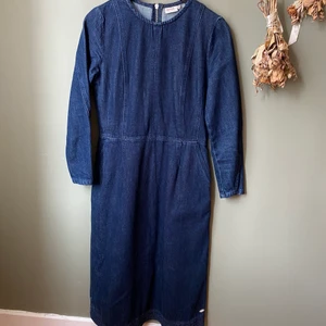 MQ jeansklänning - Supersnygg jeansklänning från Dobber (MQ). Så himla mycket finare PÅ än vad den är på bild, storlek S. Säljer denna då jag inte kan ha den längre! 