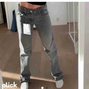 Gråa zara jeans  - Säljer mina super populära lågmidjade mörkgråa jeans från zara! Går inte att få tag på längre så därför säljer jag endast vid bra bud❤️❤️