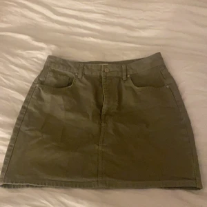 Jeans kjol från gina strl 42 - Militärgrön färg och bara använt 2 gånger 