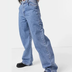 Jeans - Använda 1-2 gånger. Köpta för 299kr, går över skorna på mig som är 170. Passar mig som brukar ha 38 i vanliga fall.