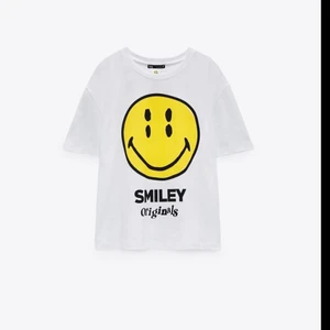 Smiley t-shirt  - Tröja från zara. Säljer för kommer inte till användning. Storlek L men liten i storleken så passar S/M och L. 