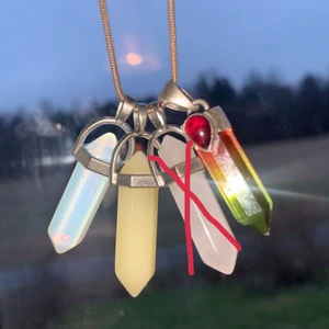 Kristaller  - Säljer dessa kristaller som man kan hänga på en kedja och ha som halsband. Superfina men dem kommer ej till användning. Säljer alla fyra för 140kr eller en för 50kr. Skriv om du har frågor💕Frakt 24kr alternativt 45kr spårbart ***Rosa/vita är såld***