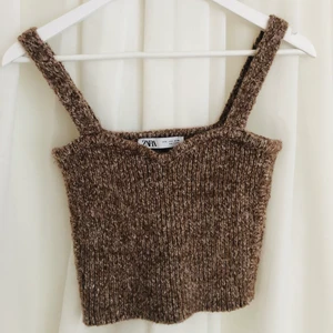 Stickad linne från Zara  - Fint stickat brunt linne från Zara, använt en gång! Köparen står för frakten 🤎🤍