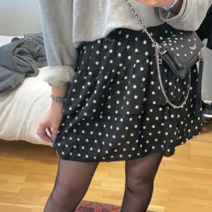 Prickig kjol - säljer denna prickiga kjol i storlek xs då jag inte får användning av den längre! 💕💕 köpare står för frakten