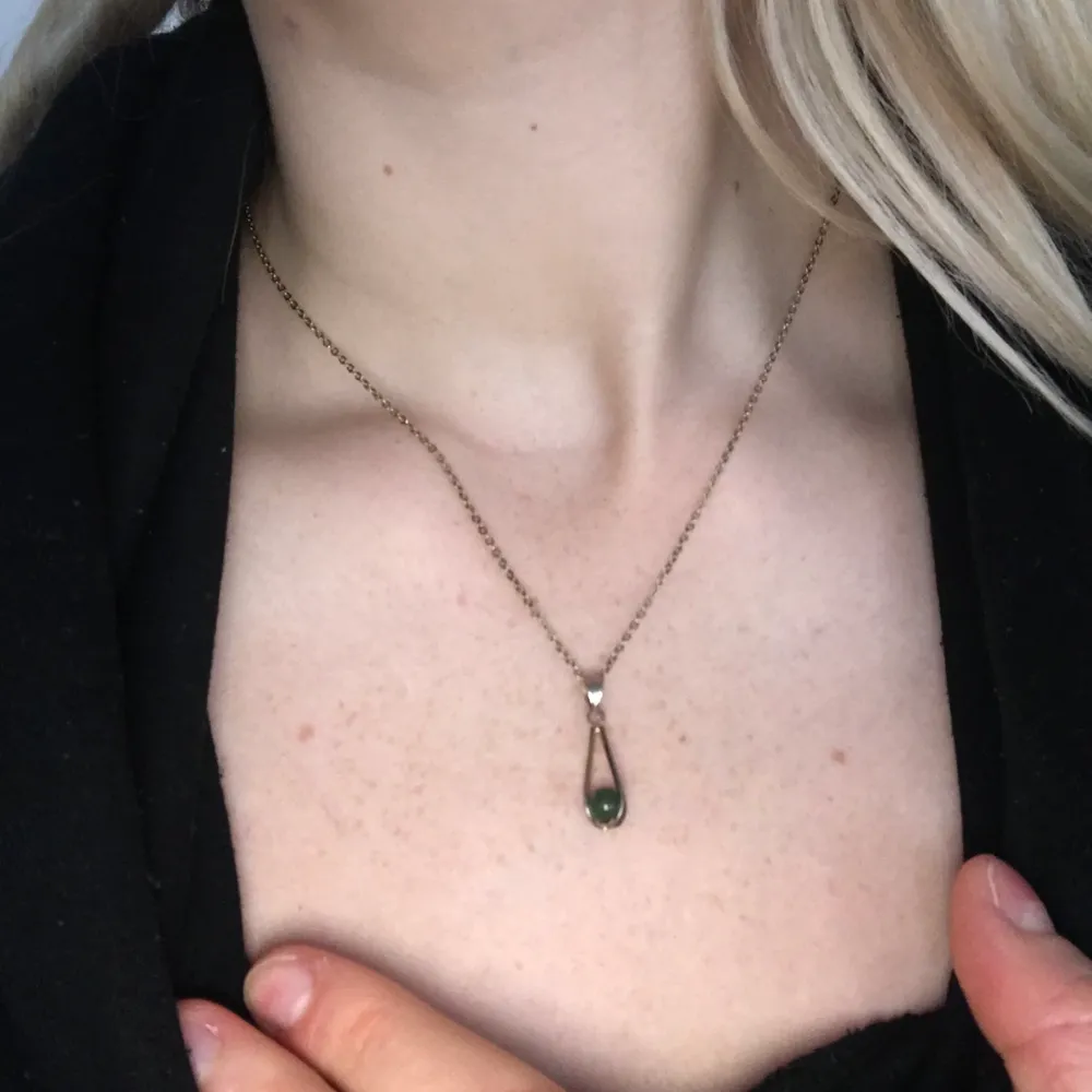 Vintage Gold necklace with a Jade pearl, worn a few times, 200 kr + shipping ❤️. Accessoarer.