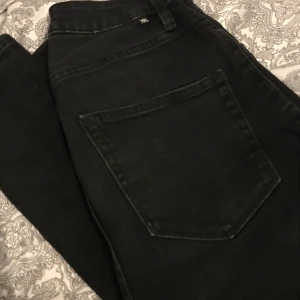 Svarta jeans - Säljer dom för att dom blivit försmå, därför har jag tyvär inga bilder av hur dom sitter på.kköpte dom för 300, säljer dom för 50 