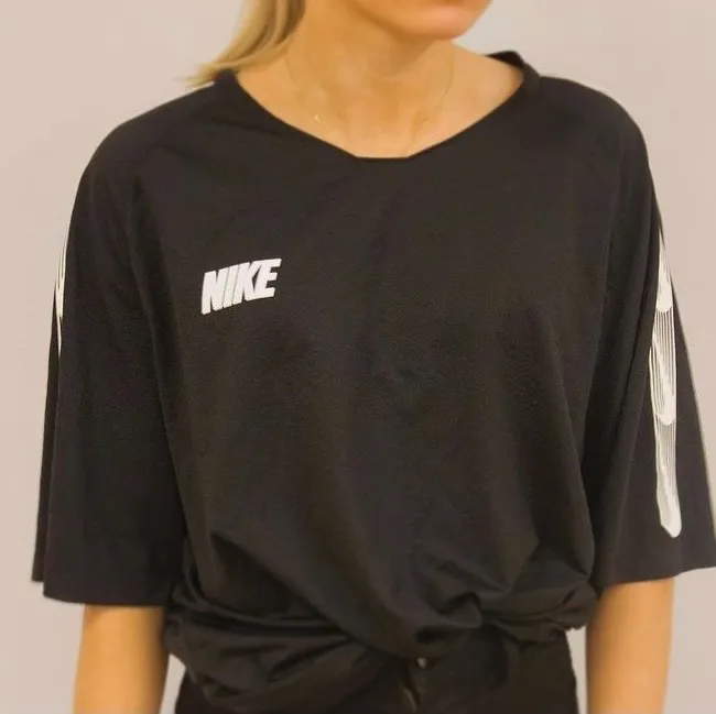 Svart Nike t-shirt i storlek XL. Besök gärna vår hemsida https://www.yourvismawebsite.com/secondhope-uf Instagram: secondhope.uf. T-shirts.