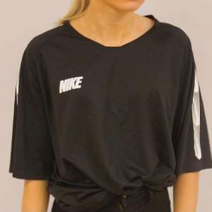 Svart Nike t-shirt i storlek XL. Besök gärna vår hemsida https://www.yourvismawebsite.com/secondhope-uf Instagram: secondhope.uf