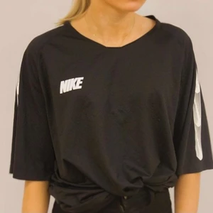 Svart Nike t-shirt - Svart Nike t-shirt i storlek XL. Besök gärna vår hemsida https://www.yourvismawebsite.com/secondhope-uf Instagram: secondhope.uf