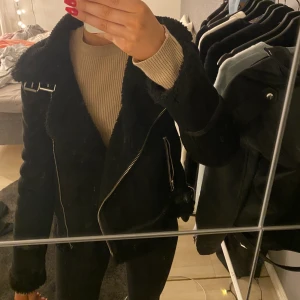 Jacka från zara strl xs  - Jacka från zara med ”vaddering”, mycket använd men har inga skador och är i bra skick. Köpt för 500kr, jag säljer för 350+frakt 30kr💕