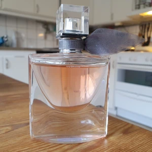 Parfym från Lancome - La vie est belle, 30 ml parfym- lite använt. Nypris 600 säljs nu för 300.