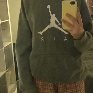 Jordan hoodie - En grå Jordan hoodie. Använd några gånger men fortfarande bra skick. Storlek M men passar även mig som har S, då den är lite overzise. Säljer endast till ett bra bud, budgivningen börjar från 300kr! Vet inte vad frakt kostar men kollar det när jag ska posta den isåfall. 