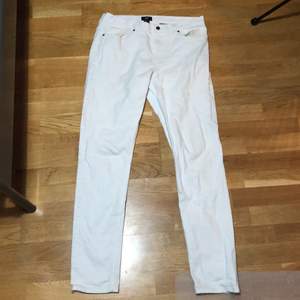 Ett par vita jeans från hm i hufsat skick, bara några minimala fläckar som med ator sannolikhet går bort i tvätten