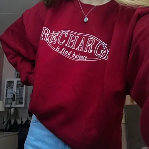 Röd sweatshirt - Snygg röd sweatshirt från Ginatricot i nyskick, endast använd 1 gång ❤️ (Prickarna på bild 2 är på spegeln o inte på tröjan). Väldigt snygg oversized passform. 220kr⚡️🖤