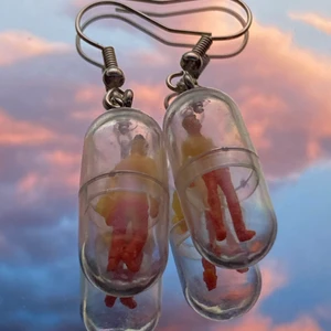 Piller örhängen - Nickelfria örhängen med piller i :)