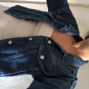 jeansjacka m.hjärta - Jeansjacka med egenmålat hjärta dom syns bättre irl. Unikt och väldigt snygg fit på den. Spårbar frakt!