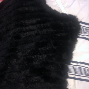 Pälsponcho (poncho) - Natures collection poncho i päls. Svart och nyskick