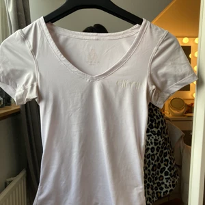 Aimn t-shirt - Jätte fin aimn t-shirt! Ligger tyvärr bara och dammar..