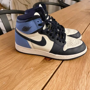 Nike Air Jordan High Retro Obsidian - Jordans i populära obsidian som är använda 1 gång. Kartongen finns inte kvar, kvitto finns och jag är första ägaren på skorna. Säljs just nu för strax över 8.000 på Unlimited Copenhagen där jag köpte dem. Priset är diskuterbart så kom med bud.