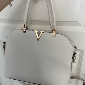 Handväska  - Handväska köpt i somras för 450kr , säljes nu för 200kr. Får plats med ganska mycket i den.