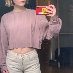 Oanvänd långärmad pastell lila/rosa croptop, strl S, 36 - Min roomie hade beställt denna snygga mysiga långärmade croptop från SHEIN. Hon vibeade inte med den och inte hjärta nog att skicka tillbaka den till Kina med tanke på miljön så finns den nu här letandes efter en ägare. Kan mötas i Malmö och Lund! 🦜🦥