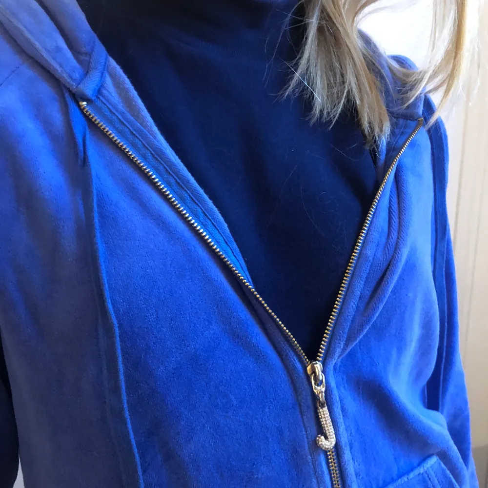Jätte cool trendig blå fleece tröja från juicy couture. Kan möttas upp eller frakta (köparen står för frakten) BUDA💕. Tröjor & Koftor.