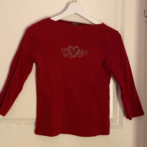 Supersöt tröja - Typ babytee eller bara en liten storlek. Så söt och gulligt tryck men kommer inte till så mycket användning. Frakt 30kr