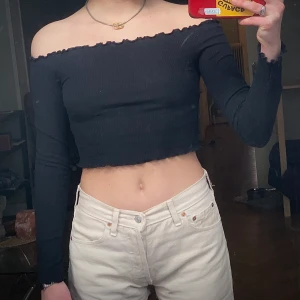 Ribbad off shoulder topp med resår strl XS - Gummi resår runt axlarna som får den att sitta på plats eller åka upp ibland om man lyfter på armarna mycket. Kan mötas upp i Malmö och Lund. Pris kan alltid diskuteras! 🌵🦇