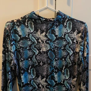 Body - Svartblå mönstrad body, jätte mjukt & skönt material på den. Säljes helt oanvänd i storlek M. Frakten står jag för🌸