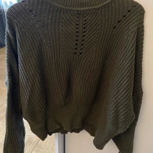 Stickad tröja - Aldrig använd pga fel storlek. 