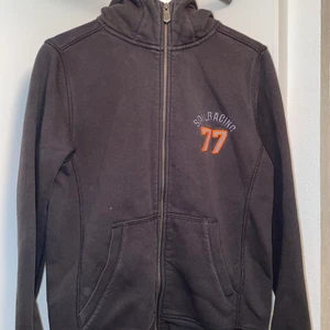 Sail racing hoodie - En sailracing hoodie för ett mycket bra pris. Den är i bra skick med en dragkedja i mitten