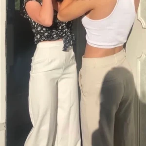 Vita kostymbyxor med vida ben - Säljer dessa sjukt snygga kostym byxor med vida ben då jag har flera liknande, dem är från Bohoo och är i väldigt bra skick! Dem äe köpte som en S och passar mig som oftast har 34💕 buda gärna i kommentarerna