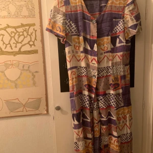 Vintage klänning , 90-tal  - Vintage klänning , som en storlek S/M beroende på hur man vill att den ska sitta . Fina knappar !