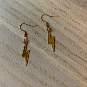 Blixt örhängen  - Oanvända blixt örhängen i färgen guld⚡️⚡️
