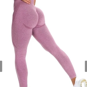 Nvgtn liknande tights  - Säljer dessa tights helt oanvända i storleken S. Ska vara tights som liknar märket NVGTN.  Färgen är mörkare på min bild och stämmer in mer på bilden på tjejen. Som sagt helt oanvända och materialet är som ett par gymshark tights.  Säljer då jag köpte ett till par som passade mig bättre färgvis.