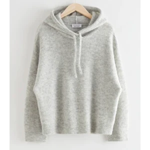 &other stories tröja - Superfin och mysig stickad hoodie från other stories, andvänd runt 2 gånger. Köpt för 790kr. Helt felfri och frakt tillkommer💕