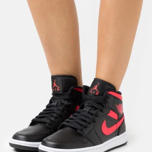 Nike air Jordan 1 mid  - Har flera par utav dessa snygga Jordan 1!⚡️ Alla är helt nya och kommer i sin original låda. Kvitto finns på alla skorna. Har de flesta storlekar så skriv vilken du söker så ska jag lösa det😁