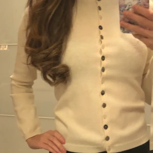 Kofta - Kofta av märket Basic By Ti Mo, 85% Ull, med jätte fina personliga knappar. Kan fraktas mot en kostnad eller mötas upp 📍📮🥰