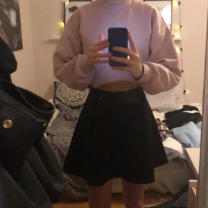 Svart kjol från H&M Divided - Svart kjol från H&M strl S. Fint skick, endast använd 2 gånger 🖤