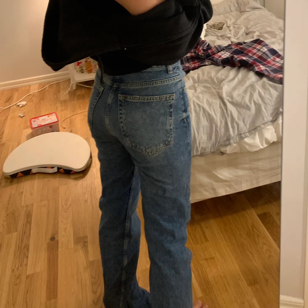 Säljer mina skitsnygga jeans med slits från pull and bear då de är lite för långa för mig! Strl 34 men passar mig som är strl 36! Super bra skick använt fåtal gånger💕. Jeans & Byxor.