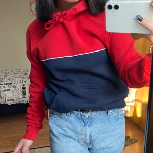 Mörkblå/röd hoodie - Denna hoodie är från HM, mörkblå och röd. Använder inte denna längre men den är i fint skick. Köpt på herravdelningen i storlek XS. Frakt ingår ej i priset.