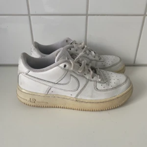 Nike Air force 1 - Nike air force 1 vita låga modellen. Inte använda på flera år och behöver därför liten uppfräschning