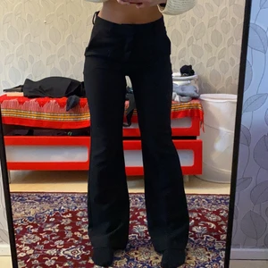 jätte snygga kostym byxor💓 - ‼️du kan gärna buda i kommentarerna! och budgivningen tar slut den 14 februari kl 20:00❤️❤️super snygga sitter dock lite för tajt för mig använt ett få tal gånger från bikbok❤️har för mig denna modell är slutsåld!! frakten kostar 35❤️