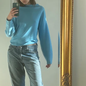 Blå Tröja  - En väldigt fin blå stickad tröja som tyvärr inte kommer till användning längre. Ifall du har fler frågor angående plagget så är det bara att kontakta mig.💕