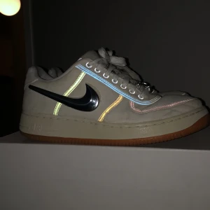 Travis scott air force sail - Säljer ett par Travis sails i storlek 42,5. Condition 7/10, har all OG förutom en glitter swoosh + en patch, därav priset. Tar byten! 