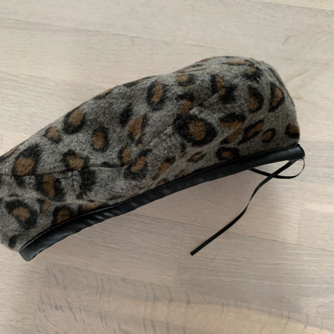 Basker med skinnimitations kant