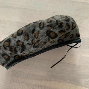 Basker med skinnimitations kant - Nyskick