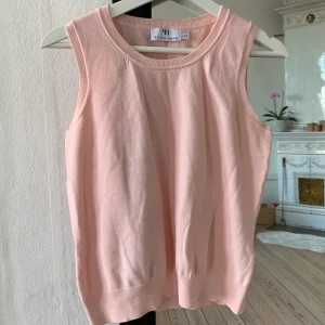 Stickad väst! - Jättefin slipover ifrån Peter Hahn. Storlek 38, sitter något oversized på mig som har xs/s. Jättefint skick! Frakt 30 kronor tillkommer.